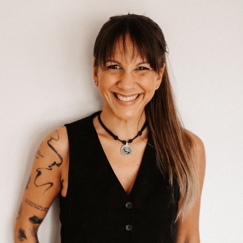 Steffi Voss lächelnd in schwarz