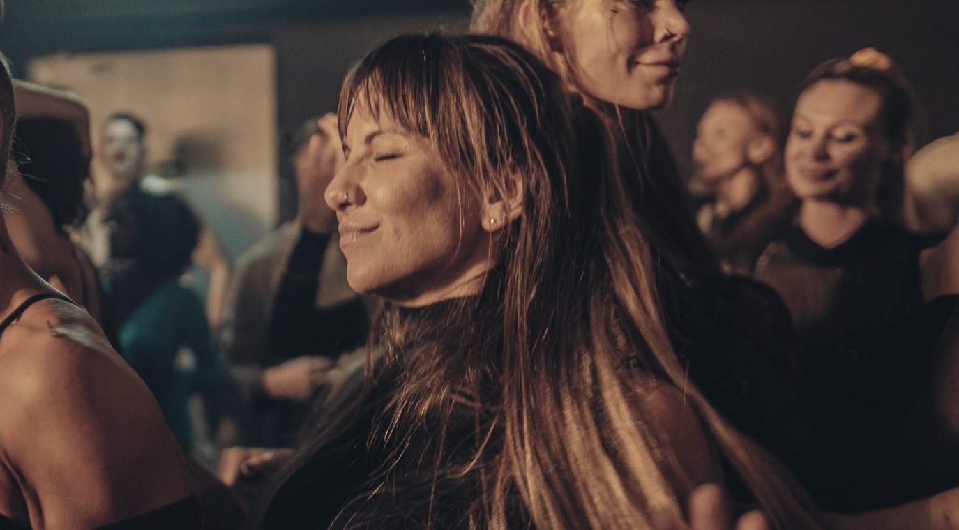 Bild von einer Gruppe von Menschen, die im Club tanzen und feiern