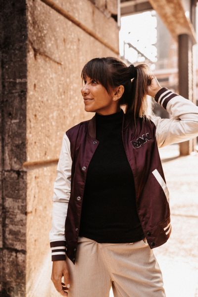 Steffi Voss mit bordeux weißer jacke am lachen